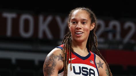 No, basketball star Brittney Griner is not a man